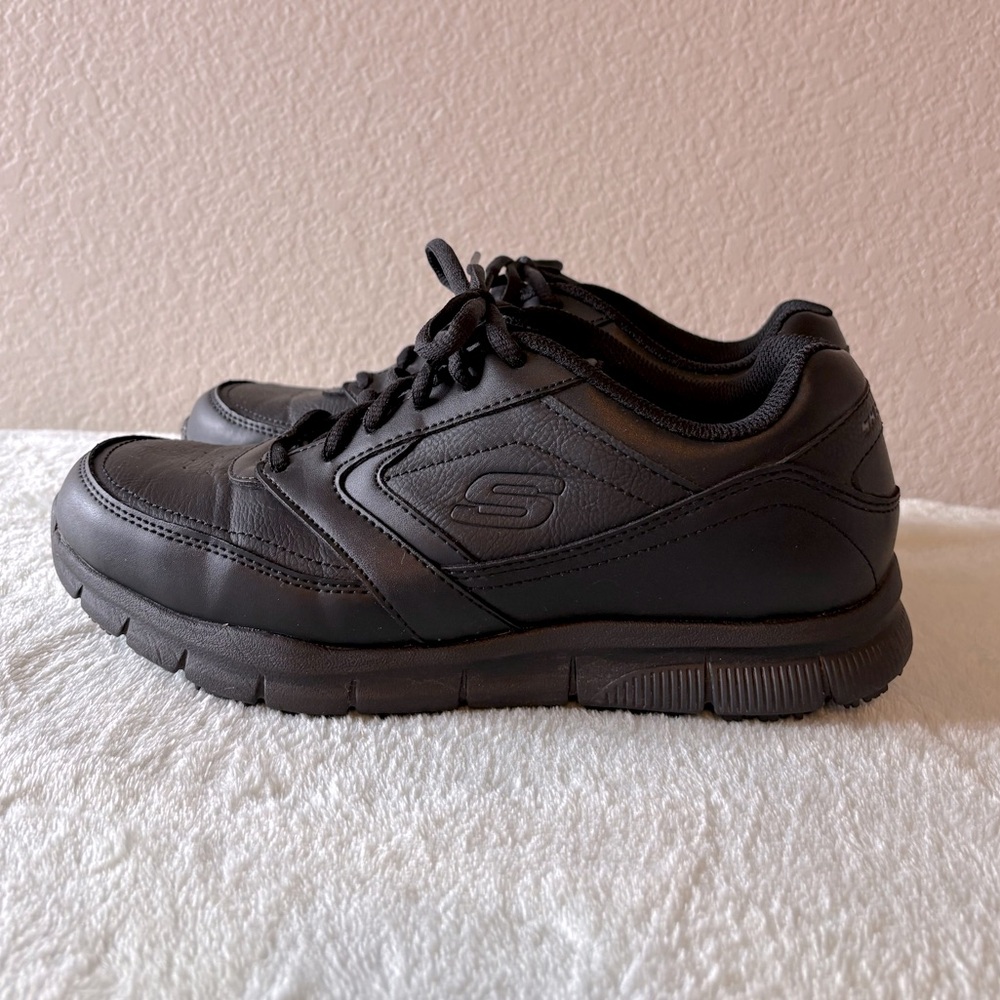 👔 Skechers slip-resistant work sneakers Athletic Shoes size 9.5